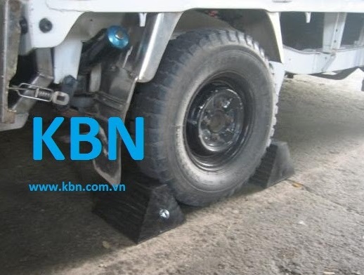 RUBBER CHOCK WHEEL STOPPER CBX-KBN-245